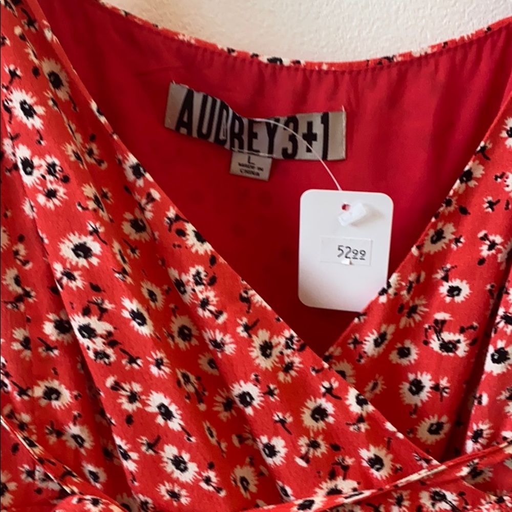 Pattern wrap dress. - Picture 2 of 5